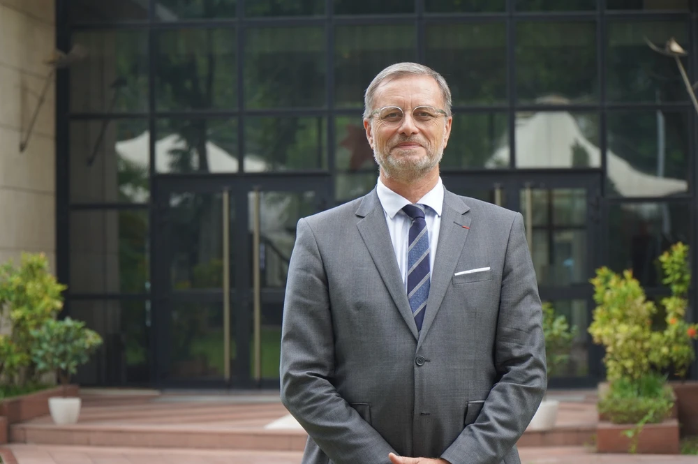Đại sứ Pháp tại Việt Nam Olivier Brochet: "Đội tuyển Pháp là hình ảnh thu nhỏ của nước Pháp ngày nay" - Ảnh 1. Đại sứ Pháp tại Việt Nam Olivier Brochet: "Đội tuyển Pháp là hình ảnh thu nhỏ của nước Pháp ngày nay" - Ảnh 1.