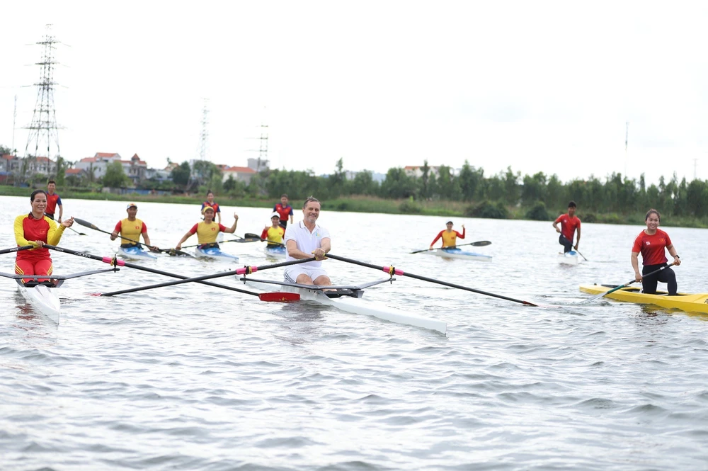 Đại sứ Pháp tại Việt Nam Olivier Brochet: "Đội tuyển Pháp là hình ảnh thu nhỏ của nước Pháp ngày nay" - Ảnh 3. Đại sứ Pháp tại Việt Nam Olivier Brochet: "Đội tuyển Pháp là hình ảnh thu nhỏ của nước Pháp ngày nay" - Ảnh 3.