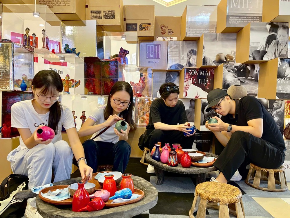 Khi quà lưu niệm trở thành "đại sứ văn hóa" - Ảnh 2. Khi quà lưu niệm trở thành "đại sứ văn hóa" - Ảnh 2.