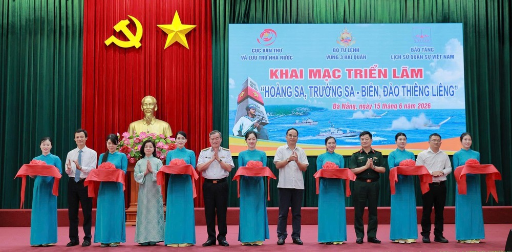 Khai mạc Triển lãm "Hoàng Sa, Trường Sa - Biển, đảo thiêng liêng" - Ảnh 1.