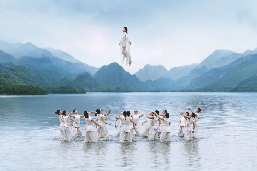 Ca nương Kiều Anh đầu tư lớn cho MV “Lá ngọc cành vàng" - Ảnh 4. Ca nương Kiều Anh đầu tư lớn cho MV “Lá ngọc cành vàng" - Ảnh 4.