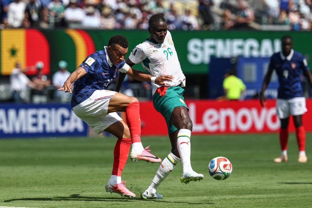 Mbappe gặp khó khăn trong hiệp 1 trận đấu với Senegal. Ảnh: AFP Mbappe gặp khó khăn trong hiệp 1 trận đấu với Senegal. Ảnh: AFP