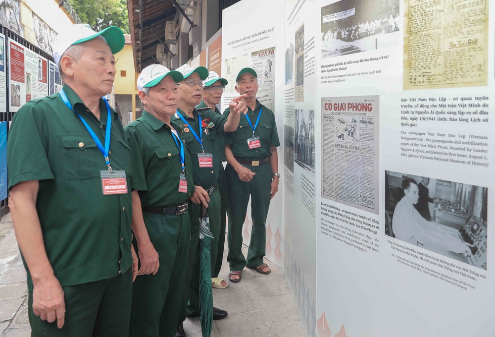 Trưng bày chuyên đề "Bút thép, lòng son" - Ảnh 4. Trưng bày chuyên đề "Bút thép, lòng son" - Ảnh 4.