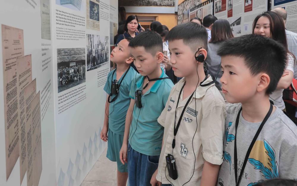 Trưng bày chuyên đề "Bút thép, lòng son" - Ảnh 10. Trưng bày chuyên đề "Bút thép, lòng son" - Ảnh 10.