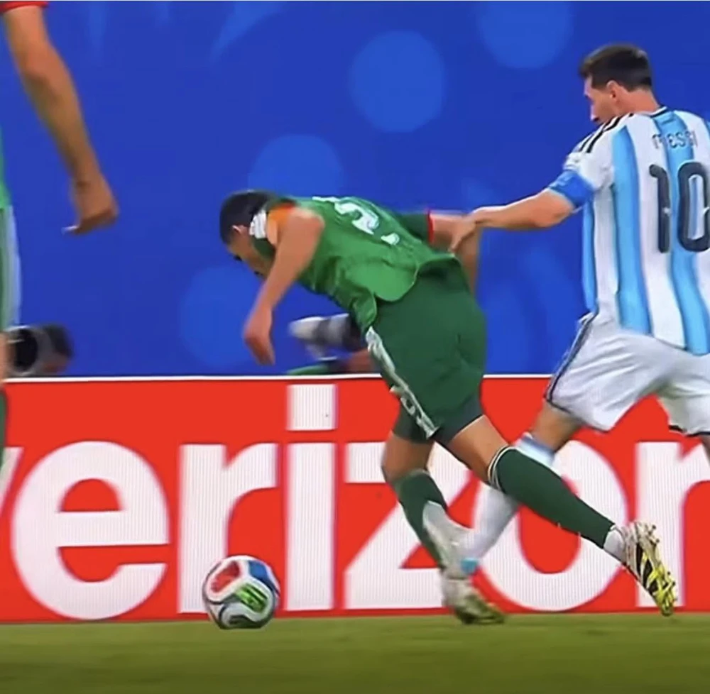 Check VAR World Cup 2026 hôm nay: Messi may mắn thoát thẻ đỏ? - Ảnh 2. Check VAR World Cup 2026 hôm nay: Messi may mắn thoát thẻ đỏ? - Ảnh 2.