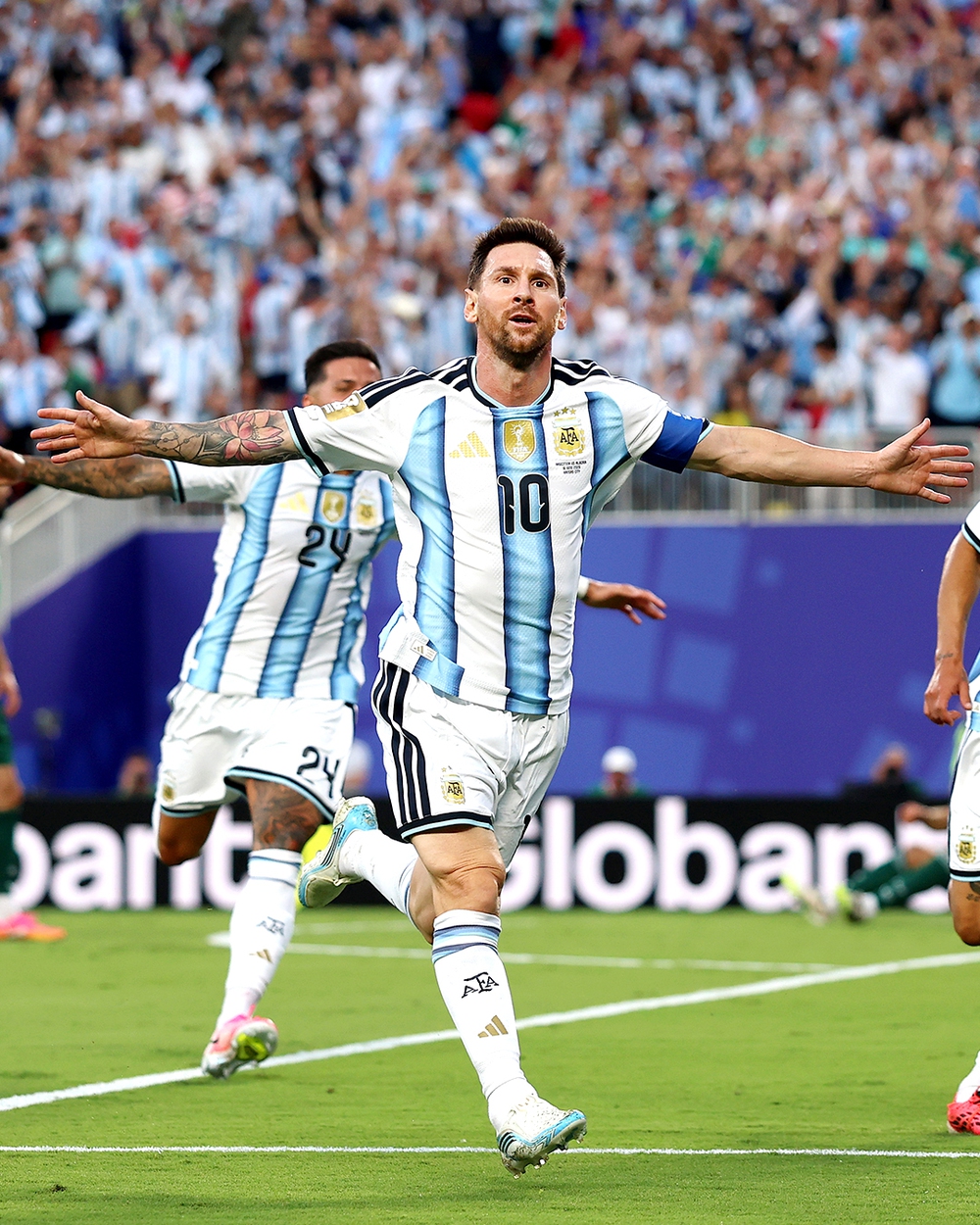 Argentina 3-0 Algeria: Khi các giáo sư đá bóng - Ảnh 4. Argentina 3-0 Algeria: Khi các giáo sư đá bóng - Ảnh 4.