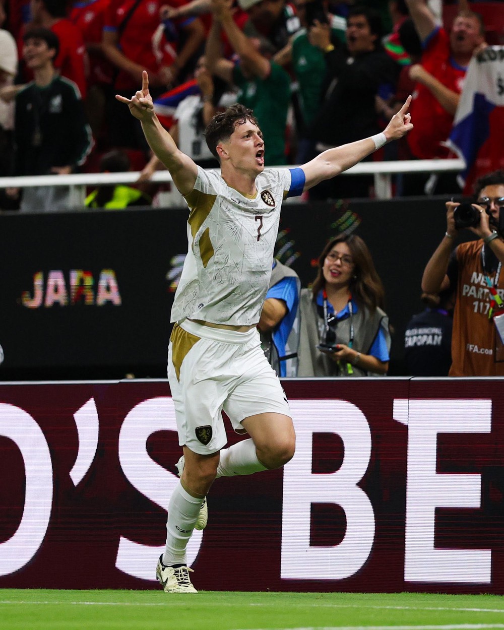 Đoản khúc World Cup: Cách nào cho những Bohemia níu giữ giấc mơ? - Ảnh 1.