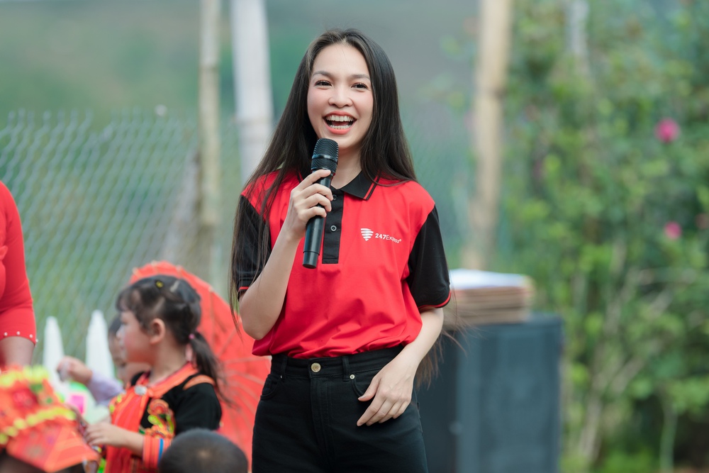 Hiền Thục mang niềm vui đến trẻ em Tây Bắc trong hành trình “Giao nắng, chuyển yêu thương” - Ảnh 1.