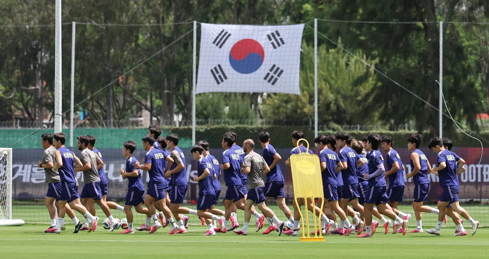World Cup 2026: Drone do thám rơi trên sân tập tuyển Hàn Quốc ở Mexico - Ảnh 1. World Cup 2026: Drone do thám rơi trên sân tập tuyển Hàn Quốc ở Mexico - Ảnh 1.