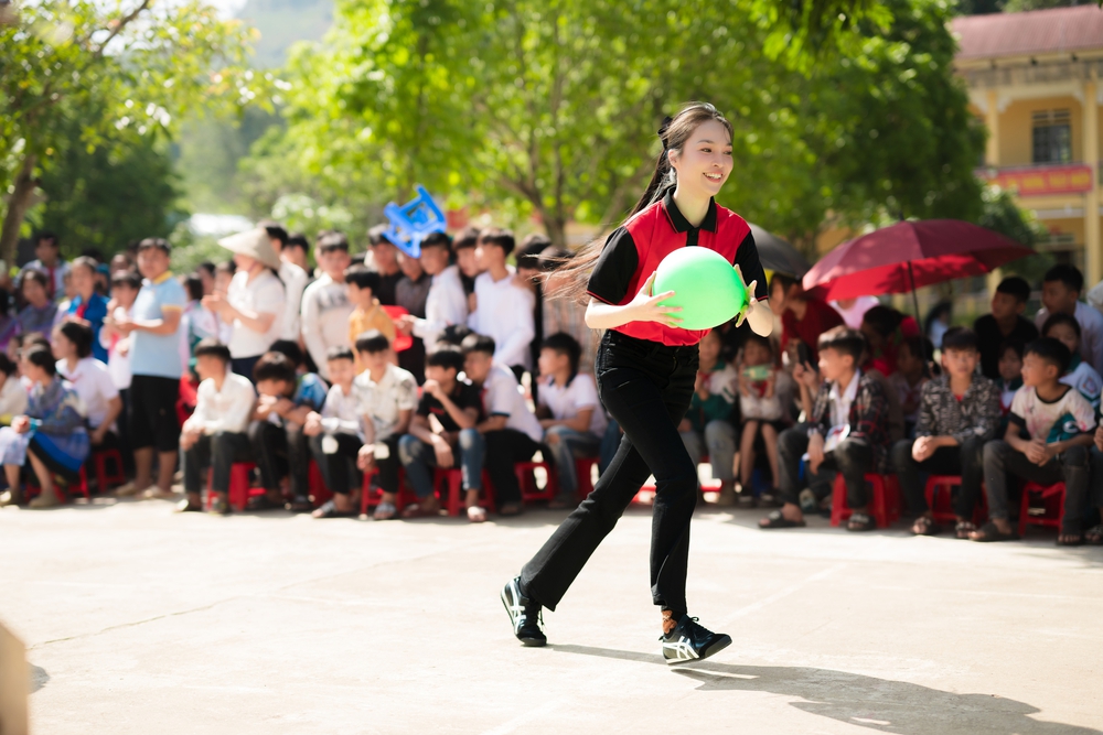 Hiền Thục mang niềm vui đến trẻ em Tây Bắc trong hành trình “Giao nắng, chuyển yêu thương” - Ảnh 2.