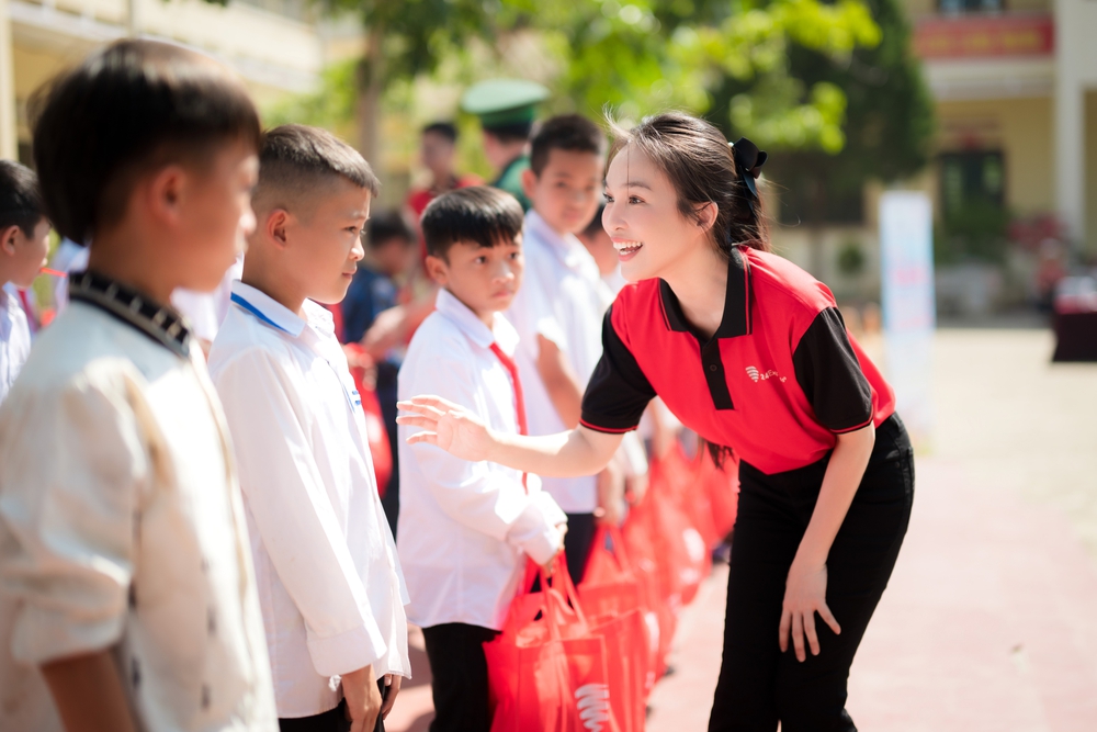 Hiền Thục mang niềm vui đến trẻ em Tây Bắc trong hành trình “Giao nắng, chuyển yêu thương” - Ảnh 4.
