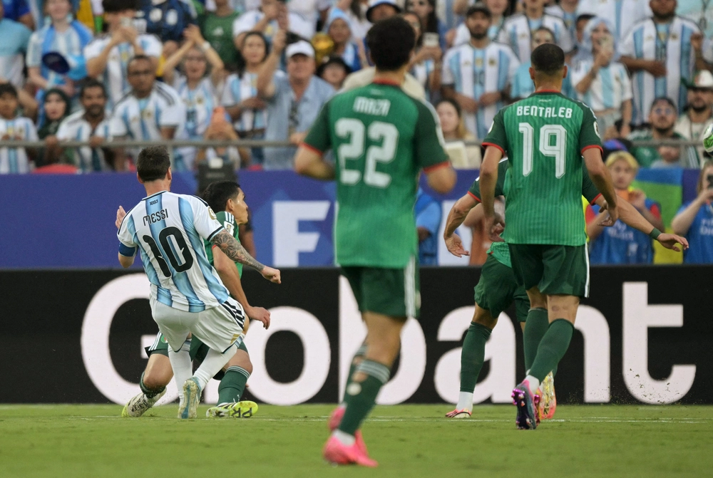 World Cup 2026: Messi kỷ niệm trận thứ 200 bằng siêu phẩm, Argentina vượt lên trước Algeria - Ảnh 1. World Cup 2026: Messi kỷ niệm trận thứ 200 bằng siêu phẩm, Argentina vượt lên trước Algeria - Ảnh 1.