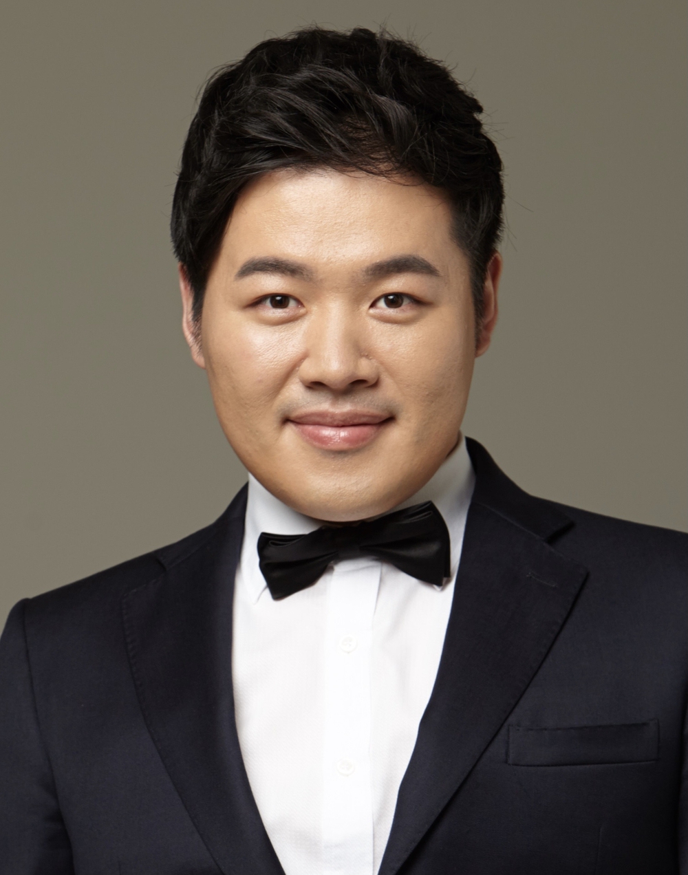 Nghệ sĩ tenor Park Sung Min: "Trên sân khấu hay sân cỏ, không ai thành công một mình" - Ảnh 1. Nghệ sĩ tenor Park Sung Min: "Trên sân khấu hay sân cỏ, không ai thành công một mình" - Ảnh 1.