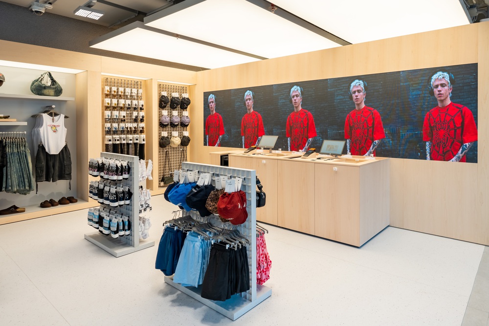 BERSHKA cập bến Việt Nam với cửa hàng đầu tiên tại Hanoi Centre - Ảnh 2. BERSHKA cập bến Việt Nam với cửa hàng đầu tiên tại Hanoi Centre - Ảnh 2.