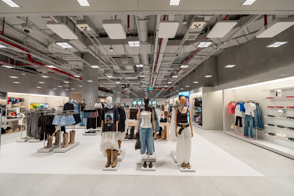 BERSHKA cập bến Việt Nam với cửa hàng đầu tiên tại Hanoi Centre - Ảnh 3. BERSHKA cập bến Việt Nam với cửa hàng đầu tiên tại Hanoi Centre - Ảnh 3.