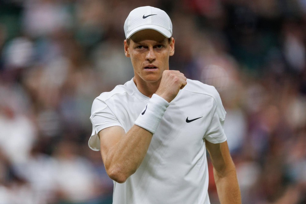 Đương kim vô địch Wimbledon, Jannik Sinner đang khiến giới chuyên môn bất ngờ với cách chuẩn bị khá khác thường trước khi bước vào chiến dịch bảo vệ danh hiệu Grand Slam trên mặt sân cỏ. Ảnh: Facebook Jannik Sinner Đương kim vô địch Wimbledon, Jannik Sinner đang khiến giới chuyên môn bất ngờ với cách chuẩn bị khá khác thường trước khi bước vào chiến dịch bảo vệ danh hiệu Grand Slam trên mặt sân cỏ. Ảnh: Facebook Jannik Sinner