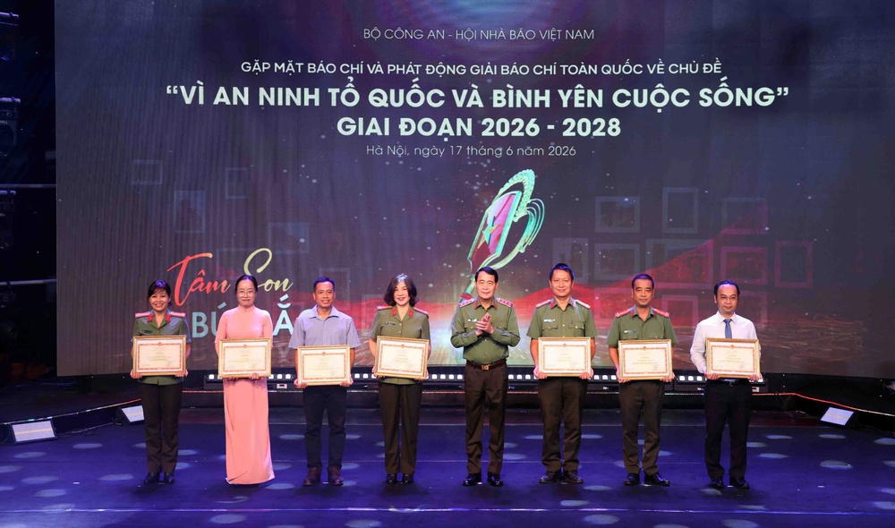 Khơi nguồn những tác phẩm báo chí "Vì an ninh Tổ quốc và bình yên cuộc sống" - Ảnh 3. Khơi nguồn những tác phẩm báo chí "Vì an ninh Tổ quốc và bình yên cuộc sống" - Ảnh 3.