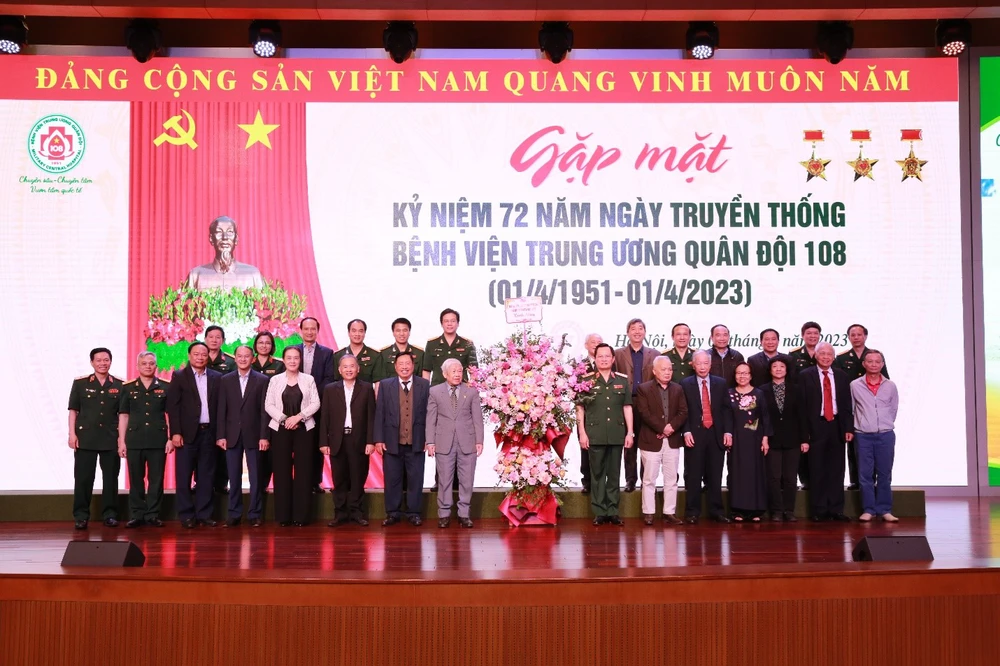 Giáo sư, Tiến sĩ Vũ Bằng Đình: Người chiến sĩ áo trắng, người thi sĩ trọn đời vì người bệnh - Ảnh 3. Giáo sư, Tiến sĩ Vũ Bằng Đình: Người chiến sĩ áo trắng, người thi sĩ trọn đời vì người bệnh - Ảnh 3.