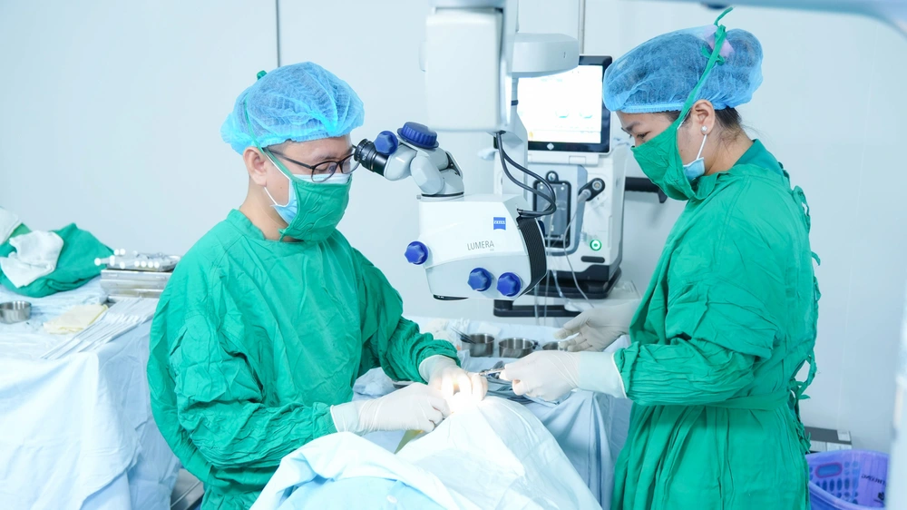 Suýt mất thị lực vì ong đốt vào mắt khi chạy xe - Ảnh 1.