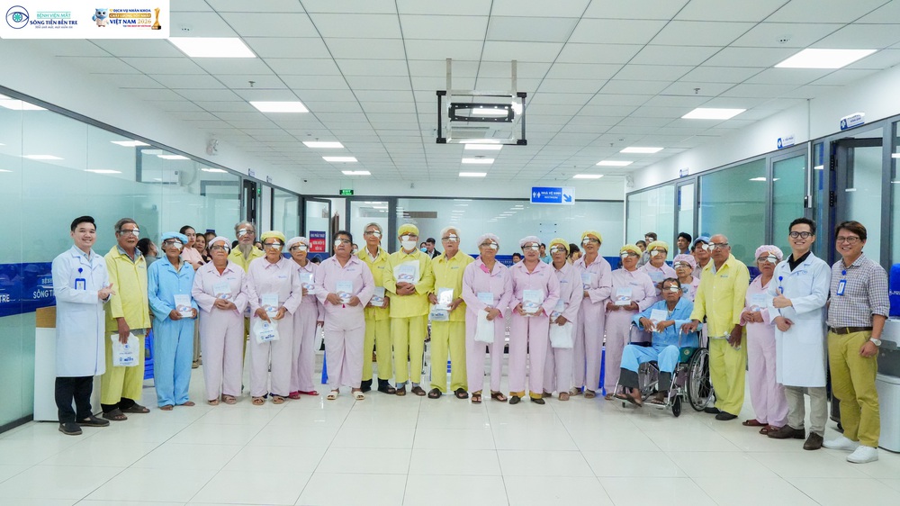Trao sách "mắt sáng gìn giữ tinh hoa" đến người bệnh sau phẫu thuật - Ảnh 1. Trao sách "mắt sáng gìn giữ tinh hoa" đến người bệnh sau phẫu thuật - Ảnh 1.