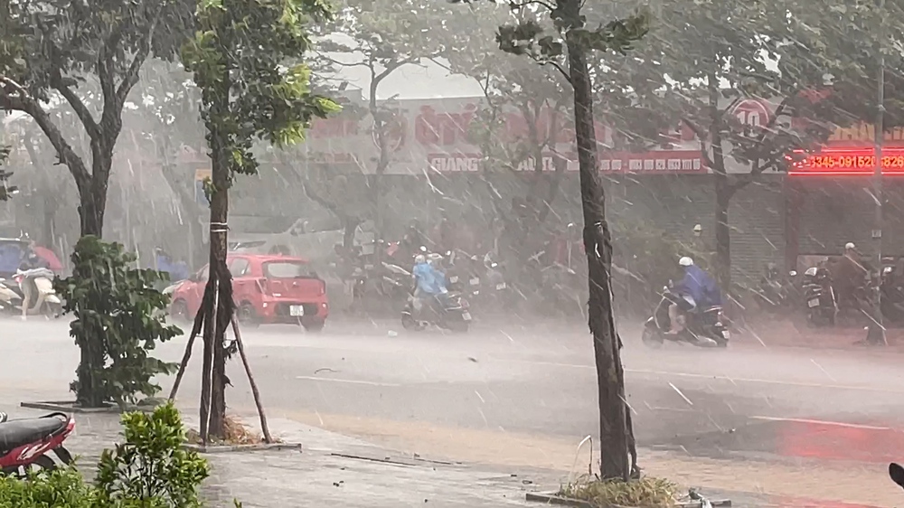Dự báo thời tiết ngày 19/6: Bắc Bộ có nơi mưa trên 100mm, biển động trên diện rộng - Ảnh 1. Dự báo thời tiết ngày 19/6: Bắc Bộ có nơi mưa trên 100mm, biển động trên diện rộng - Ảnh 1.