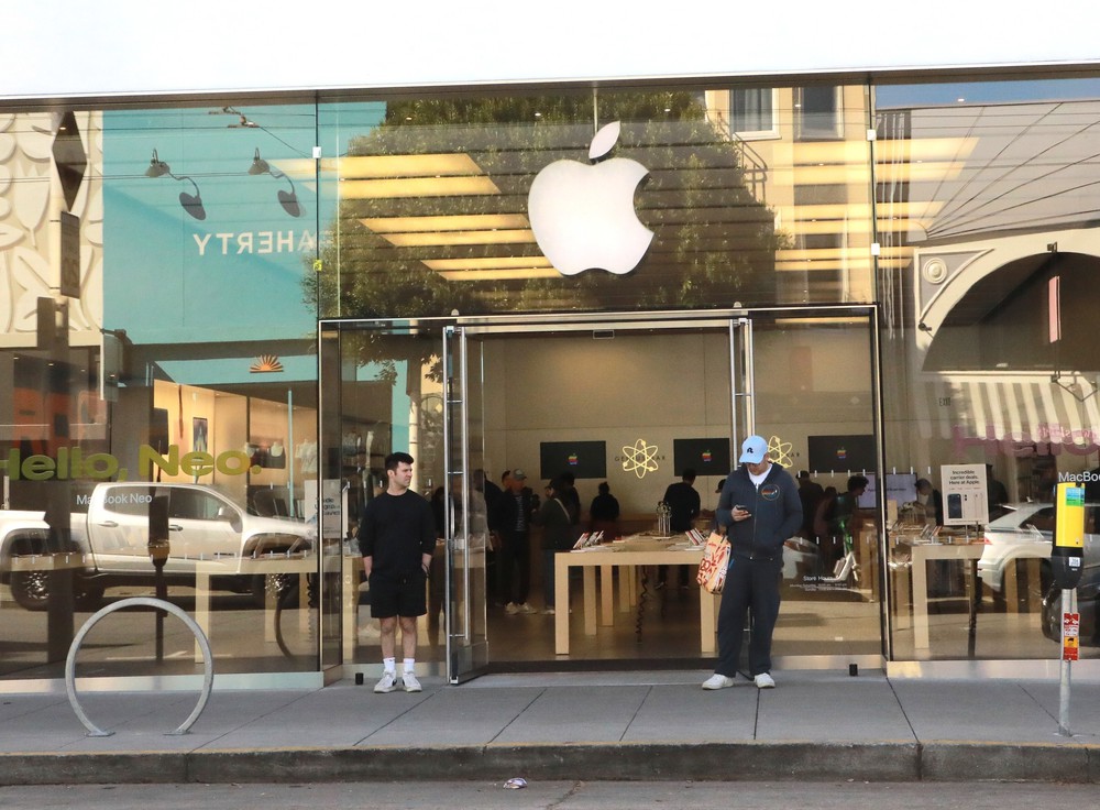 CEO Tim Cook: Apple sẽ tăng giá sản phẩm do thiếu hụt chip nhớ vì AI - Ảnh 1. CEO Tim Cook: Apple sẽ tăng giá sản phẩm do thiếu hụt chip nhớ vì AI - Ảnh 1.