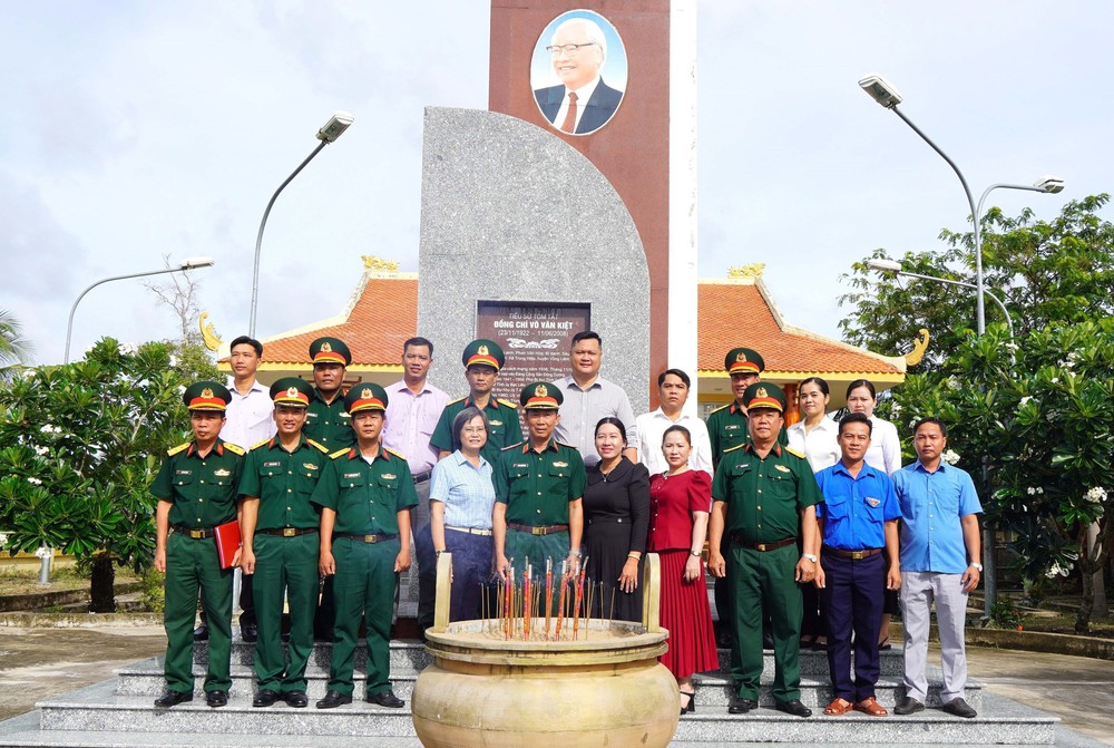Dâng hương tưởng nhớ Thủ tướng Võ Văn Kiệt - Ảnh 1.