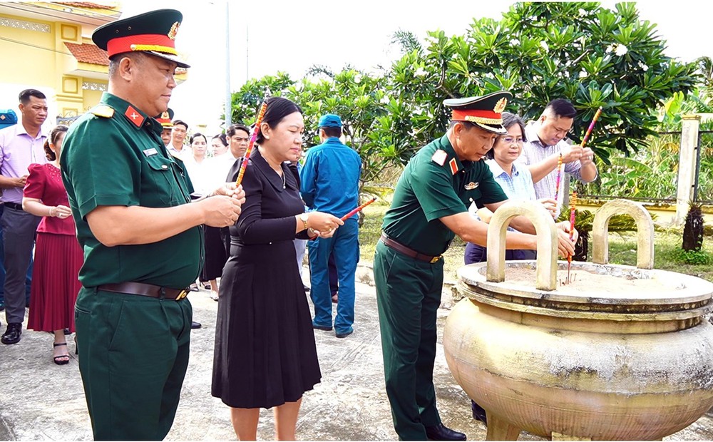 Dâng hương tưởng nhớ Thủ tướng Võ Văn Kiệt - Ảnh 2.