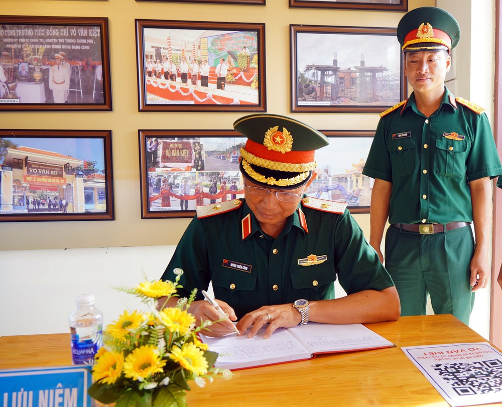 Dâng hương tưởng nhớ Thủ tướng Võ Văn Kiệt - Ảnh 3.