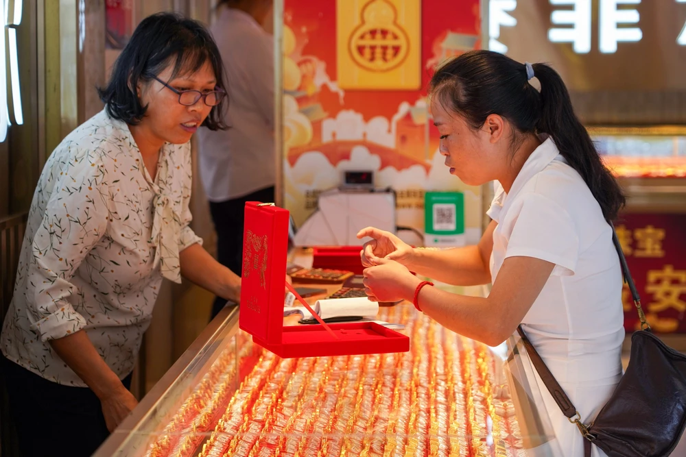 Giá vàng lao dốc sau khi Fed phát tín hiệu cứng rắn - Giá dầu bật tăng trở lại - Ảnh 1. Giá vàng lao dốc sau khi Fed phát tín hiệu cứng rắn - Giá dầu bật tăng trở lại - Ảnh 1.