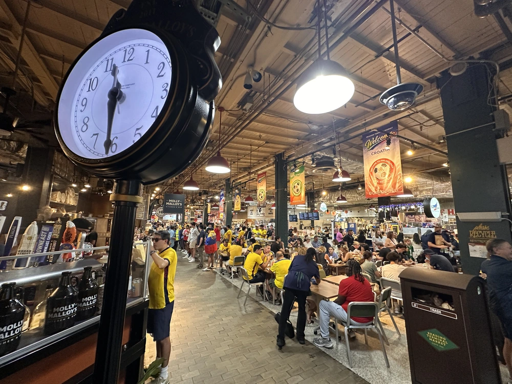 Kí sự World Cup: Một buổi trưa ở chợ Reading Terminal - Ảnh 1. Kí sự World Cup: Một buổi trưa ở chợ Reading Terminal - Ảnh 1.