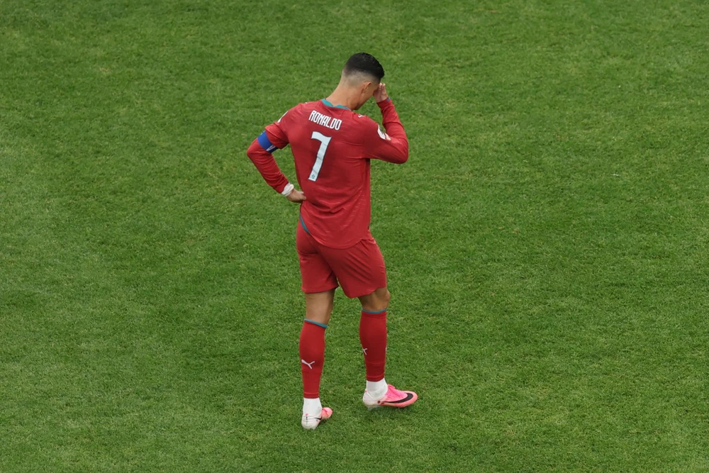 Chiếc bóng đơn côi của Ronaldo - Ảnh 1.