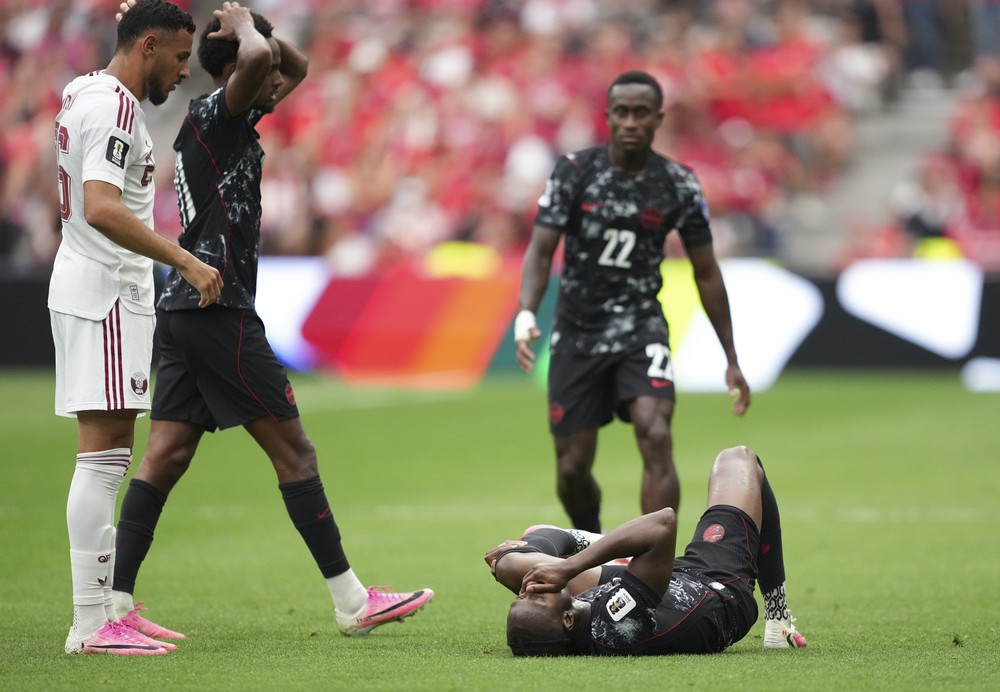 Pha gãy chân kinh hoàng của tuyển thủ Canada tại World Cup 2026: Đồng đội chết lặng, HLV nghe thấy tiếng xương gãy - Ảnh 2.