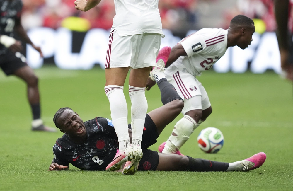 Pha gãy chân kinh hoàng của tuyển thủ Canada tại World Cup 2026: Đồng đội chết lặng, HLV nghe thấy tiếng xương gãy - Ảnh 1.