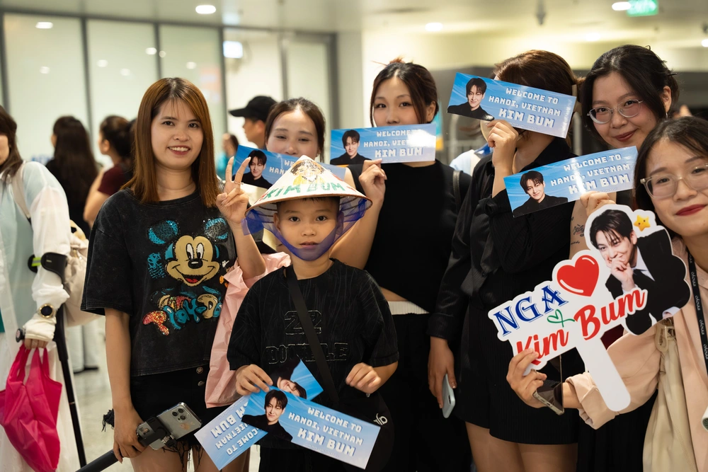 Kim Bum được fan vây kín khi đến Hà Nội - Ảnh 4. Kim Bum được fan vây kín khi đến Hà Nội - Ảnh 4.