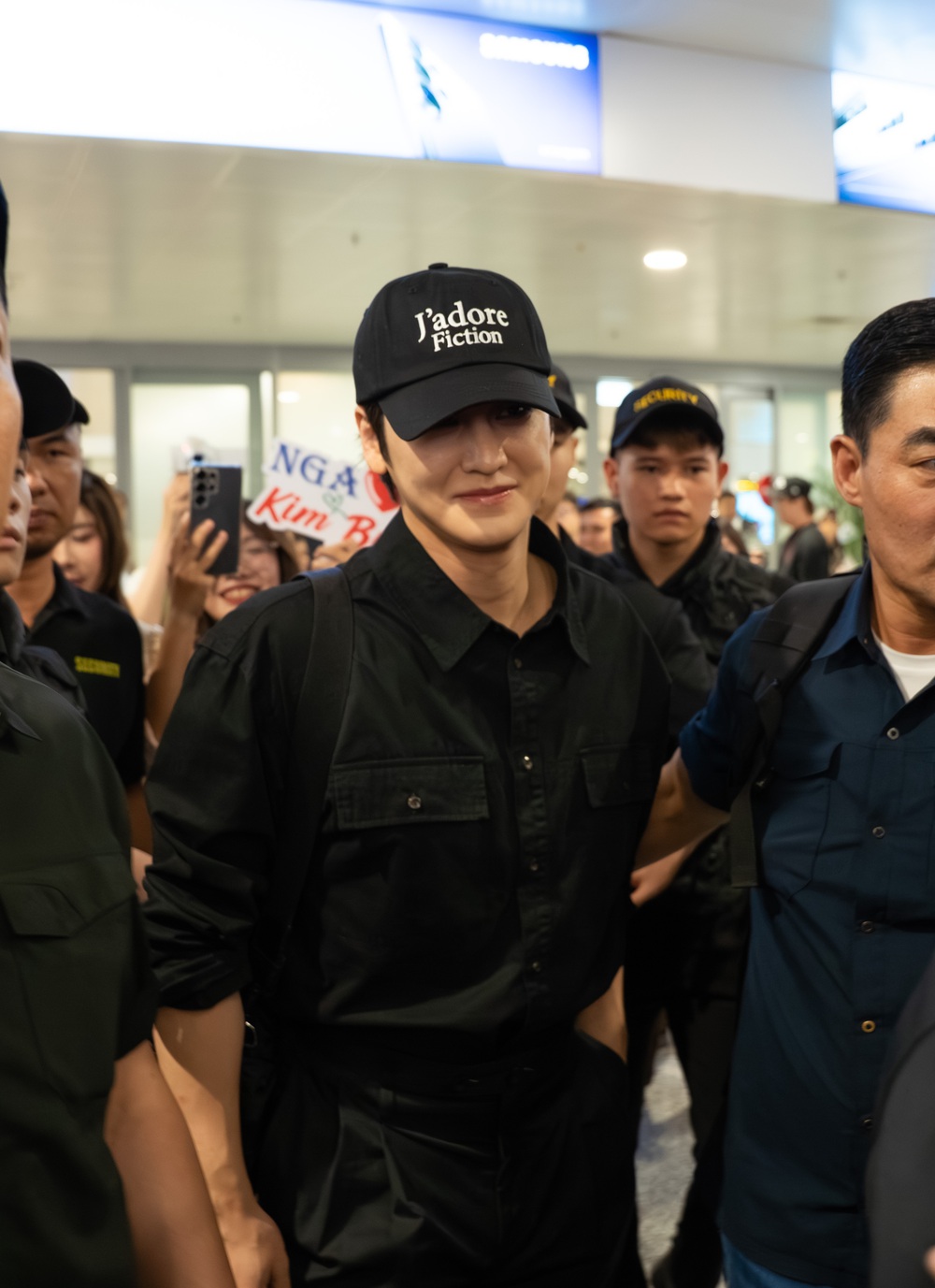 Kim Bum được fan vây kín khi đến Hà Nội - Ảnh 1. Kim Bum được fan vây kín khi đến Hà Nội - Ảnh 1.