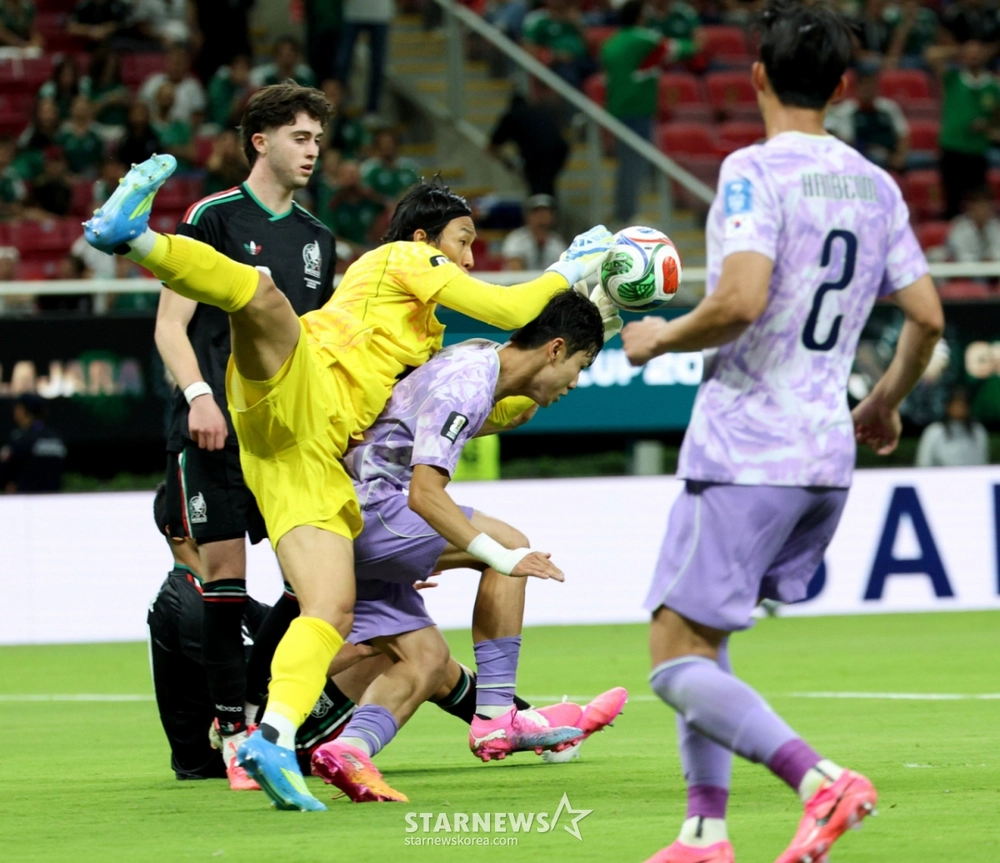 World Cup 2026: Thủ môn Hàn Quốc xin lỗi, nhận hết trách nhiệm về mình sau sai lầm ở trận thua Mexico - Ảnh 1. World Cup 2026: Thủ môn Hàn Quốc xin lỗi, nhận hết trách nhiệm về mình sau sai lầm ở trận thua Mexico - Ảnh 1.