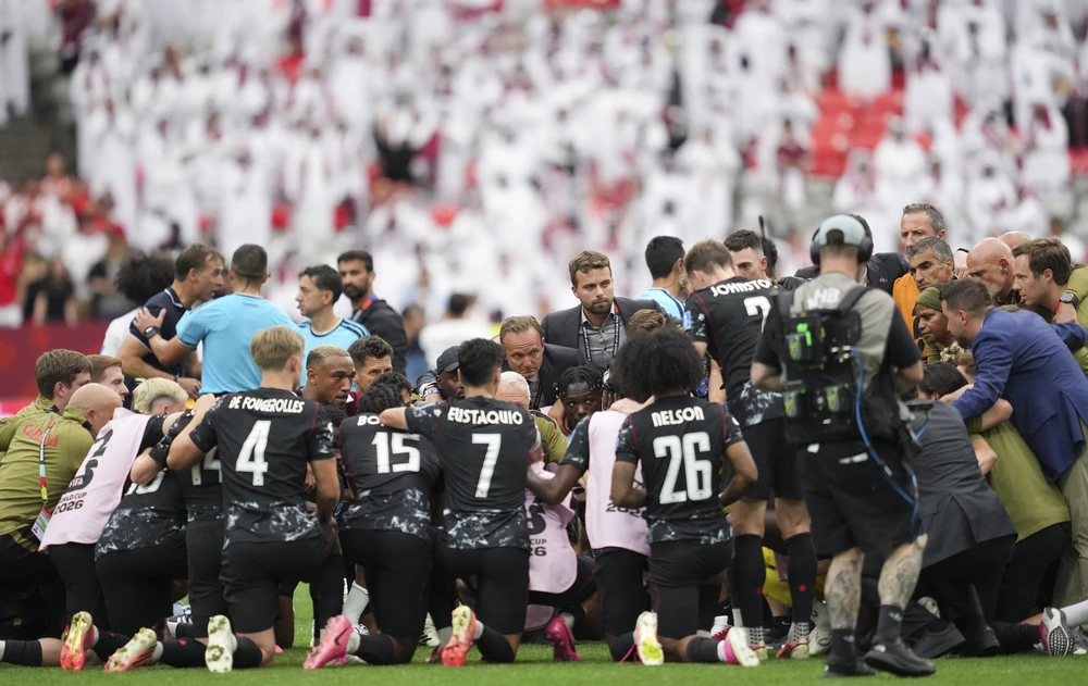 Pha gãy chân kinh hoàng của tuyển thủ Canada tại World Cup 2026: Đồng đội chết lặng, HLV nghe thấy tiếng xương gãy - Ảnh 3.