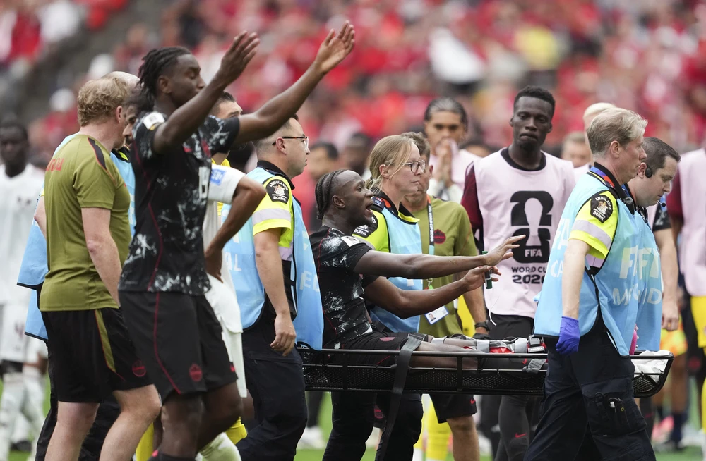 Pha gãy chân kinh hoàng của tuyển thủ Canada tại World Cup 2026: Đồng đội chết lặng, HLV nghe thấy tiếng xương gãy - Ảnh 4.