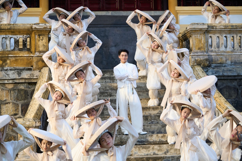 MONO ra mắt "Công tử văn thơ", mở màn cho album thứ 2 - Ảnh 3. MONO ra mắt "Công tử văn thơ", mở màn cho album thứ 2 - Ảnh 3.
