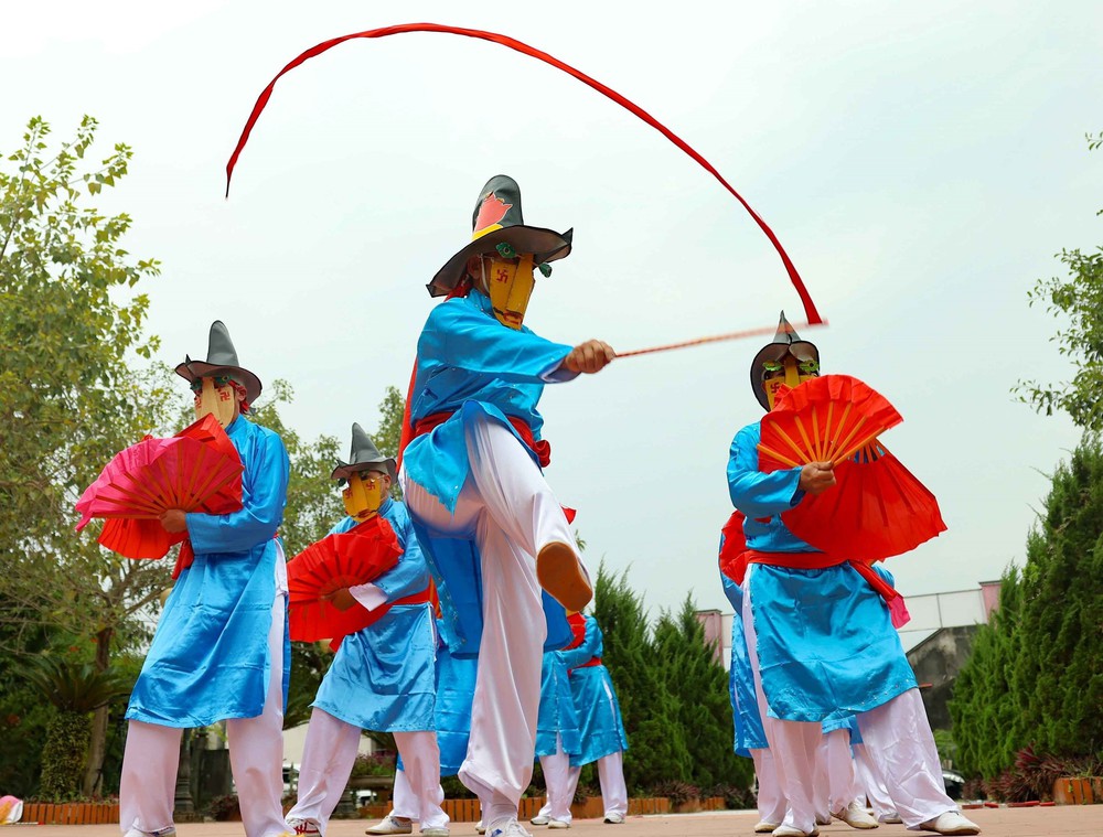 Bài 21/6 - Ký ức "Báo động từ vốn di sản" trên báo TT&VH Những nẻo đường tìm "báu vật sống" - Ảnh 4. Bài 21/6 - Ký ức "Báo động từ vốn di sản" trên báo TT&VH Những nẻo đường tìm "báu vật sống" - Ảnh 4.