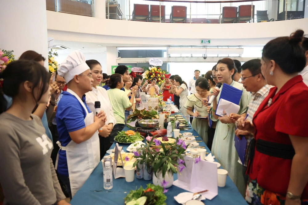 Khi “ngòi bút” bén duyên cùng “sân khấu” và “thương trường” nơi gian bếp - Ảnh 1. Khi “ngòi bút” bén duyên cùng “sân khấu” và “thương trường” nơi gian bếp - Ảnh 1.