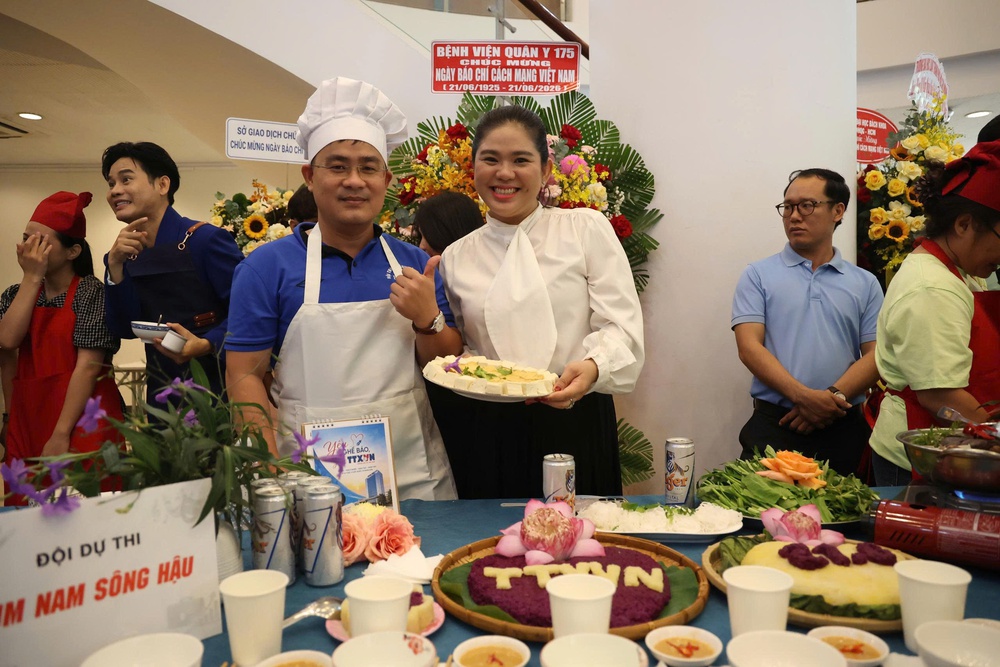 Khi “ngòi bút” bén duyên cùng “sân khấu” và “thương trường” nơi gian bếp - Ảnh 4. Khi “ngòi bút” bén duyên cùng “sân khấu” và “thương trường” nơi gian bếp - Ảnh 4.