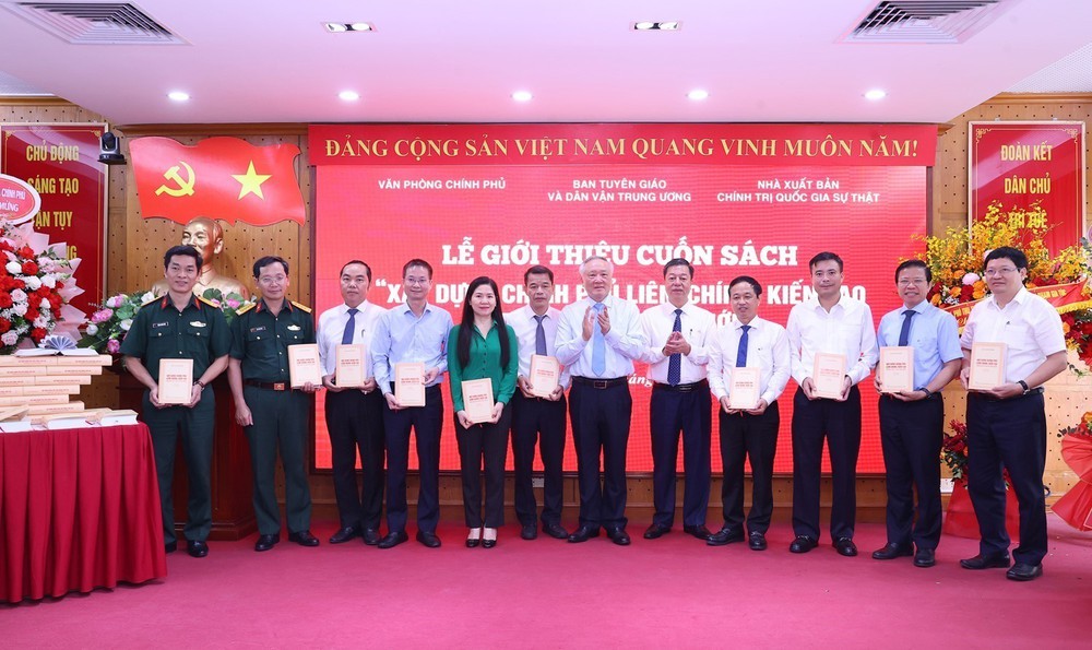 Giới thiệu cuốn sách Xây dựng Chính phủ liêm chính, kiến tạo trong kỷ nguyên mới - Ảnh 3. Giới thiệu cuốn sách Xây dựng Chính phủ liêm chính, kiến tạo trong kỷ nguyên mới - Ảnh 3.
