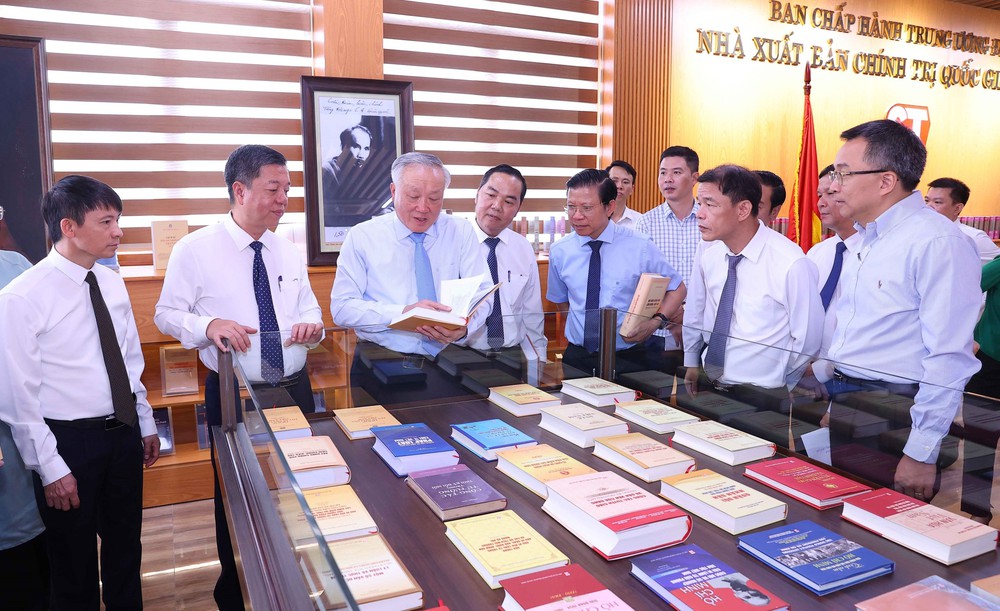 Giới thiệu cuốn sách Xây dựng Chính phủ liêm chính, kiến tạo trong kỷ nguyên mới - Ảnh 2. Giới thiệu cuốn sách Xây dựng Chính phủ liêm chính, kiến tạo trong kỷ nguyên mới - Ảnh 2.