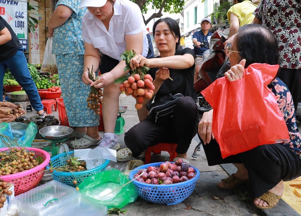 Hà Nội nhộn nhịp chợ tết Đoan Ngọ - Ảnh 13. Hà Nội nhộn nhịp chợ tết Đoan Ngọ - Ảnh 13.