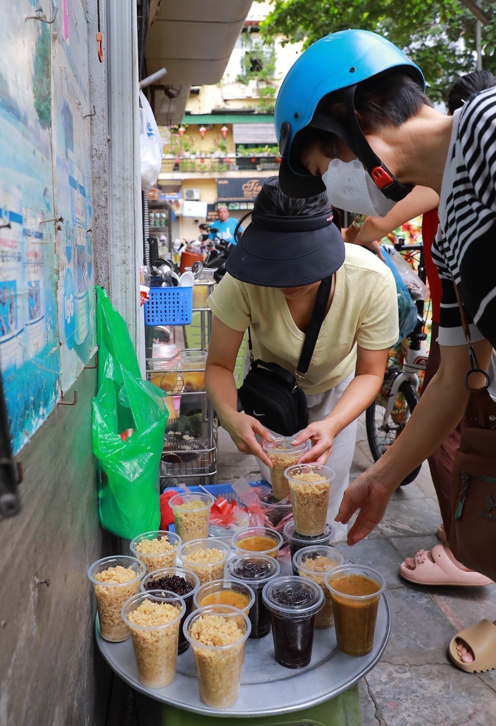 Hà Nội nhộn nhịp chợ tết Đoan Ngọ - Ảnh 10. Hà Nội nhộn nhịp chợ tết Đoan Ngọ - Ảnh 10.