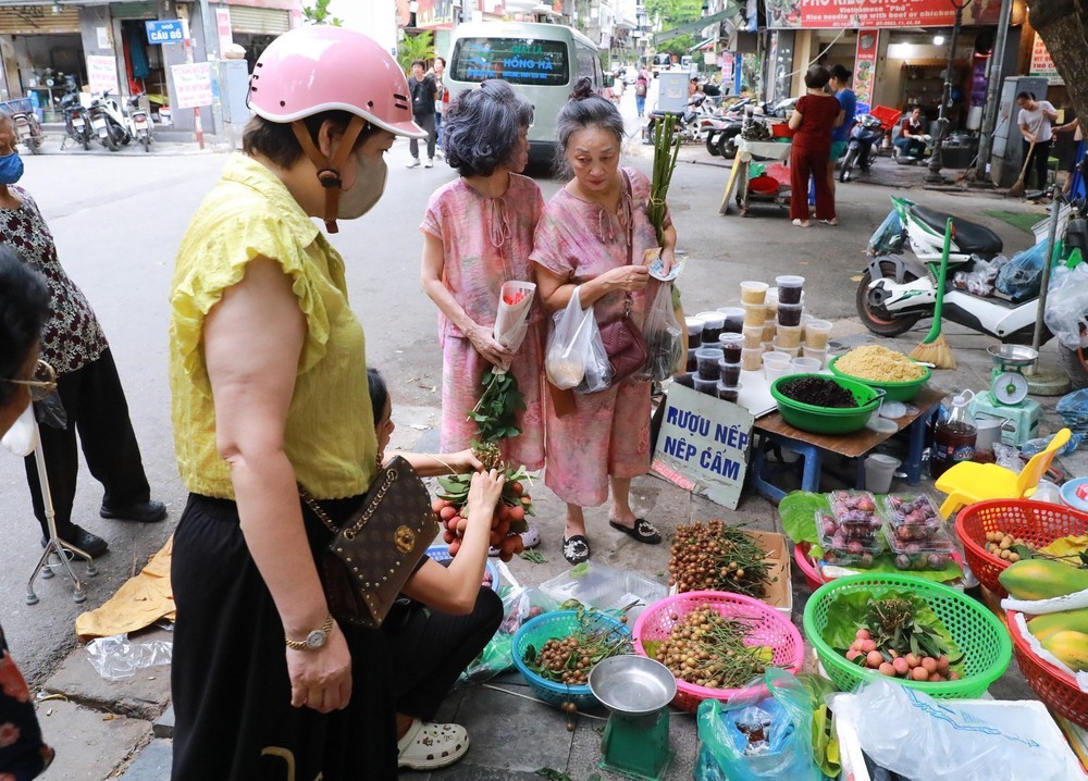 Hà Nội nhộn nhịp chợ tết Đoan Ngọ - Ảnh 12. Hà Nội nhộn nhịp chợ tết Đoan Ngọ - Ảnh 12.