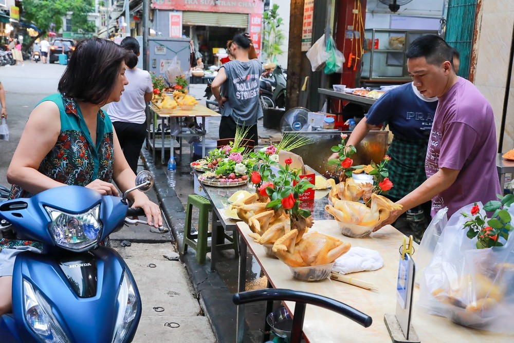 Hà Nội nhộn nhịp chợ tết Đoan Ngọ - Ảnh 11. Hà Nội nhộn nhịp chợ tết Đoan Ngọ - Ảnh 11.