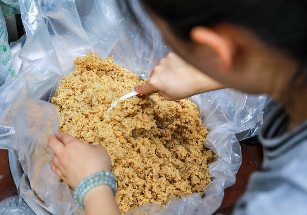 Hà Nội nhộn nhịp chợ tết Đoan Ngọ - Ảnh 5. Hà Nội nhộn nhịp chợ tết Đoan Ngọ - Ảnh 5.
